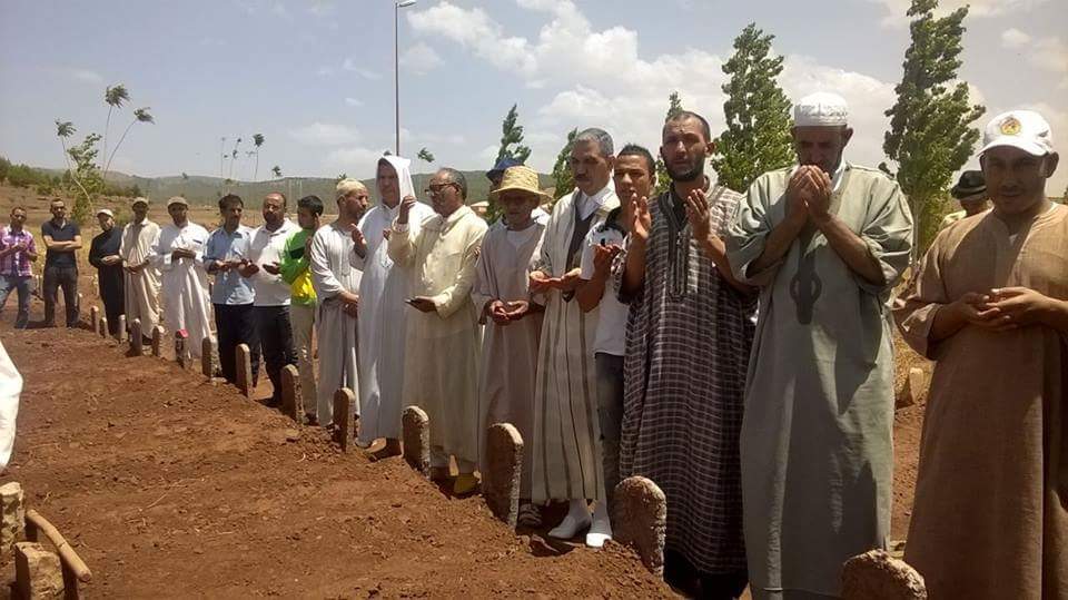 إنا لله وإنا إليه راجعون… حادثة سير تودي بحياة موظف بعمالة أزيلال وعامل الاقليم يحضر مراسيم تشييع الجنازة