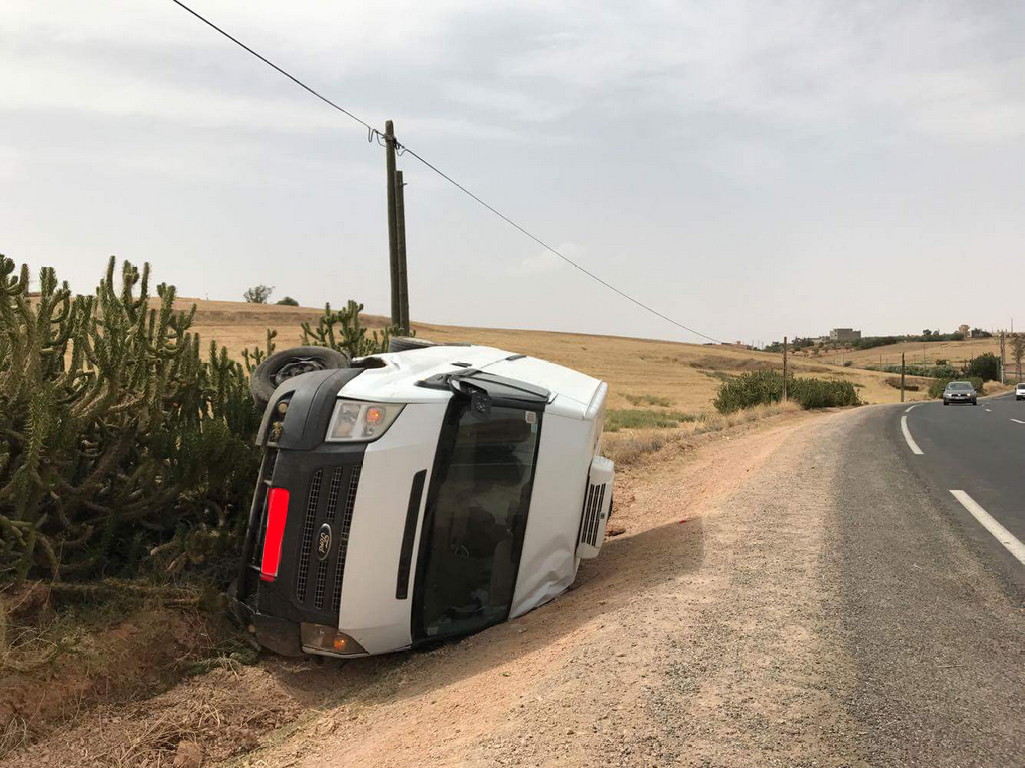 بالصورة… انقلاب سيارة بمدخل قصبة تادلة ونقل السائق للمستعجلات