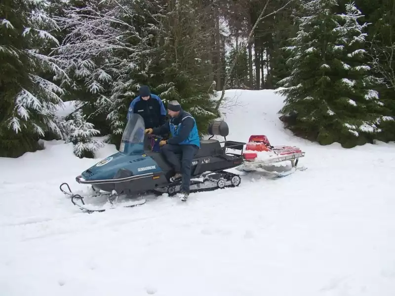 هدشي لي بغينا… الدرك الملكي بأزيلال ينقد فتاة مريضة  بتعبديت باستعمال دراجة الثلج – moto neige gendarmerie – 