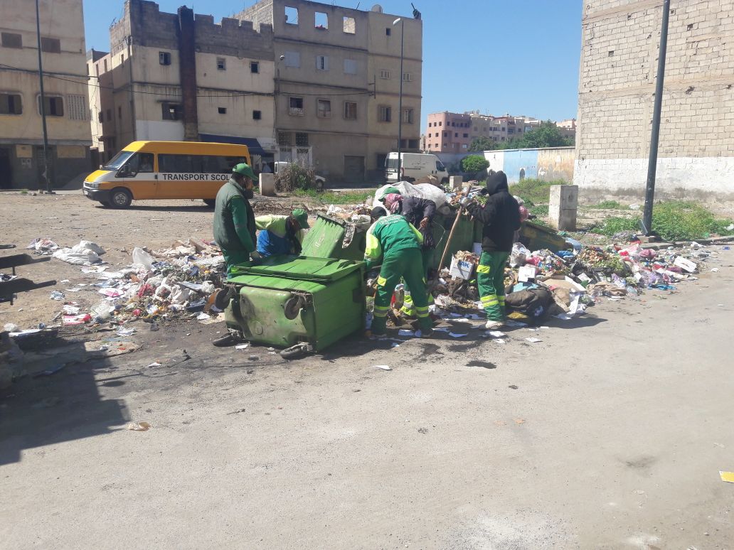 بالصور ويستاحقو تشجيع والاحترام… عمال النظافة يجمعون أطنان من النفايات بأحياء وشوارع بني ملال