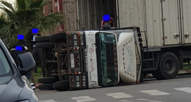 السلامة… انقلاب شاحنة ببني ملال وشرطة الحوادث تُجري المعاينة -صورة-