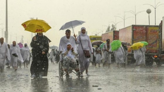 سبحان الله ورغم الحرارة المفرطة… أمطار الخير تتساقط على الحجاج في مكة المكرمة ومنى