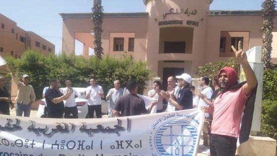 مناضلو الجمعية المغربية لحقوق الانسان بسوق السبت يحتجون أمام مركز سرية الدرك