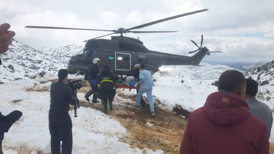 برافو عليهم وبالصورة… الجدارمية ديال أزيلال وباشراف من القيادة الجهوية للدرك ببني ملال استاعنو بمروحية باش ينقذو واحد المواطن مغربي ومراتو الأجنبية لي كانو حاصراتهم الثلوج فالجبل